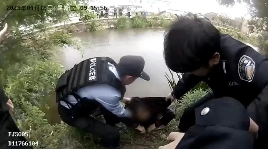 河中漂浮着一个人……民警一眼看出异样，救回一条命！