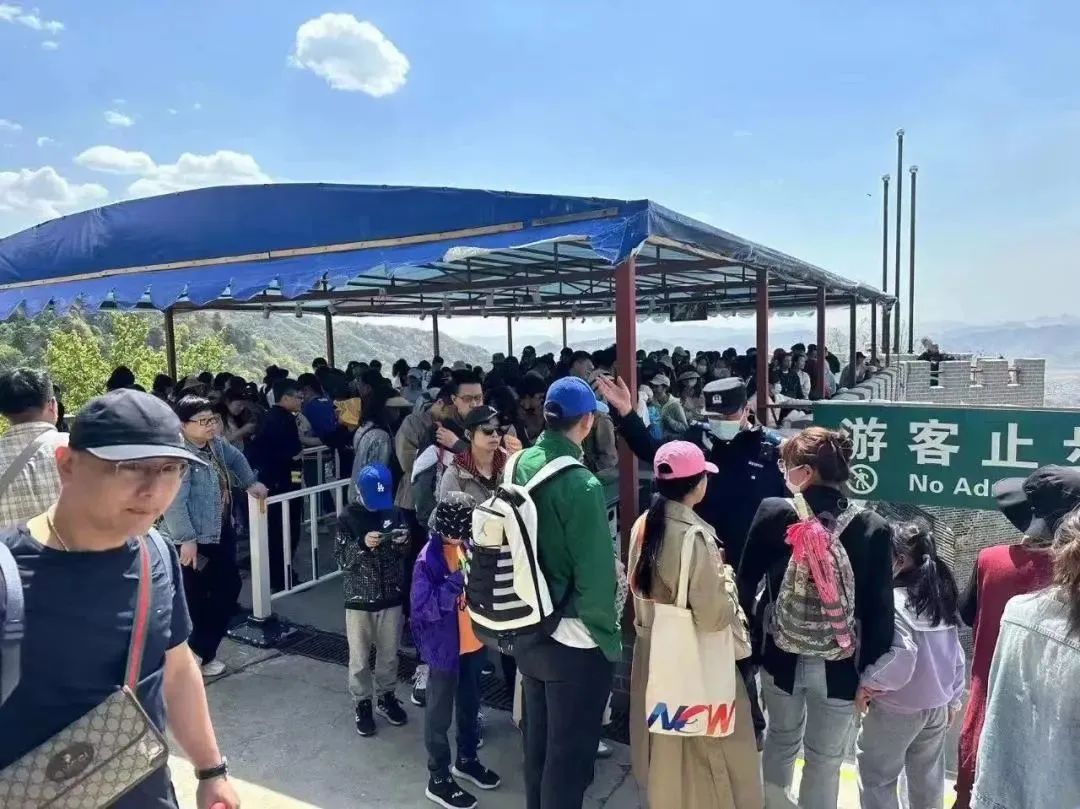 “杨同学，请来派出所一趟……”