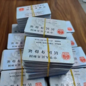 男子随身带了1300多张身份证去银行，没一张是自己的……