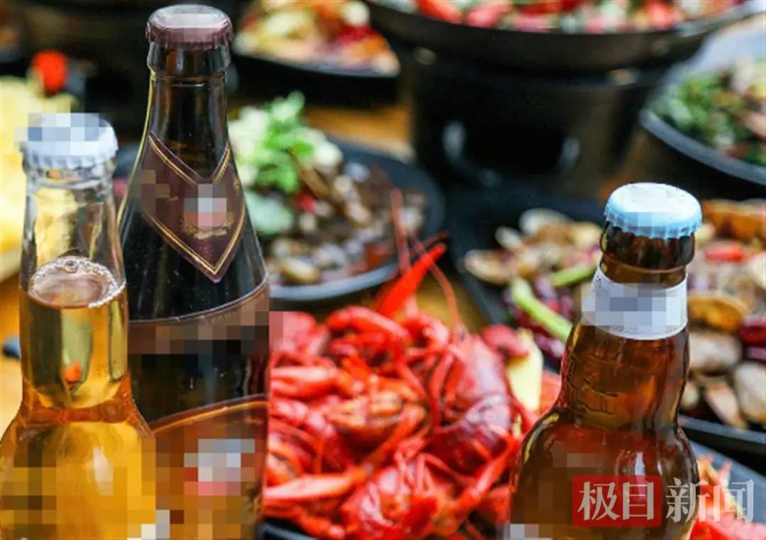38岁男子小龙虾配冰啤酒，7瓶下肚喝出胃出血