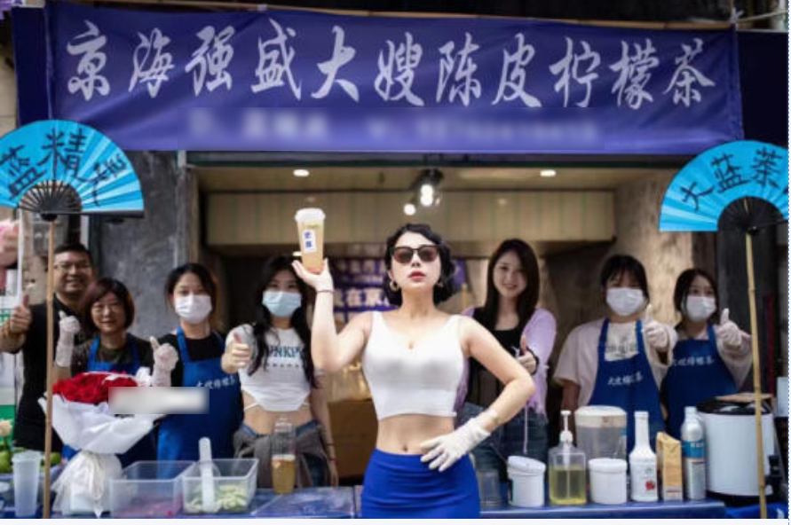 穿着性感卖饮料，她火了！结局没想到……