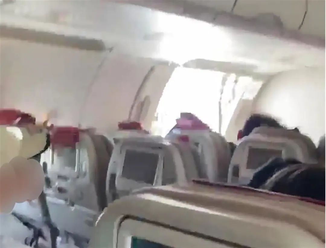 突发！客机舱门空中打开……