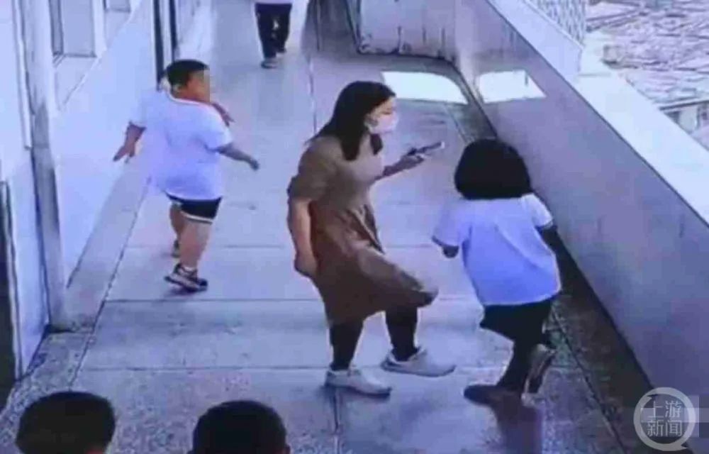 “女孩手碰到老师被踢拽”，教育局通报
