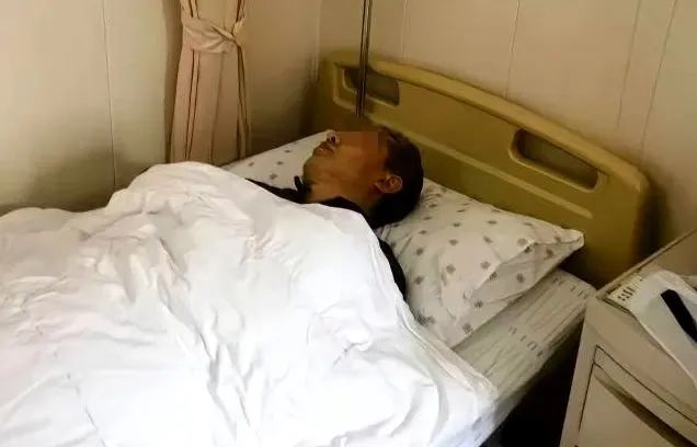 网传“中学校长在教育局被打伤”
