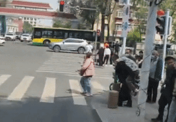 公交司机突然下车，乘客却集体鼓掌…