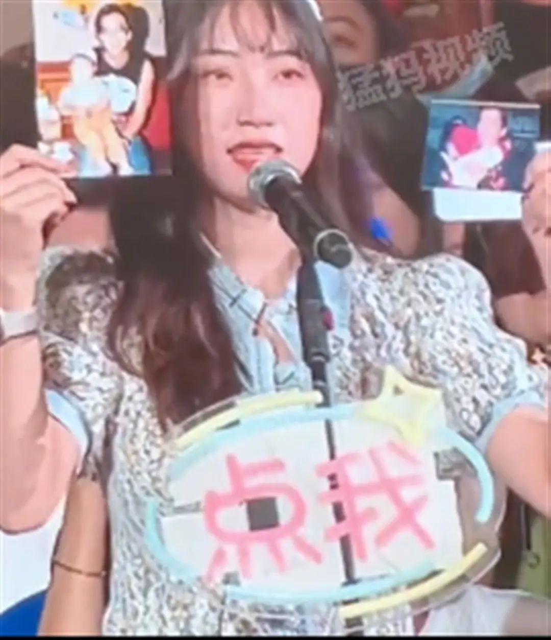 任贤齐演唱会上，23岁女孩拿出合影说认识他22年！原来......
