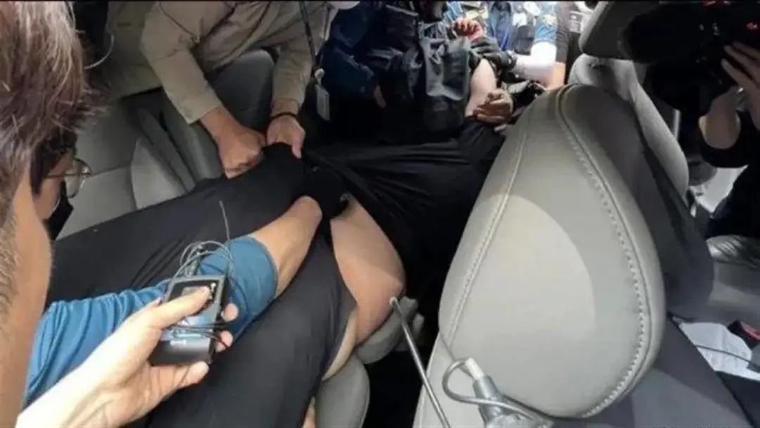 英勇空姐以身挡住空中被打开的舱门？资深机长发声
