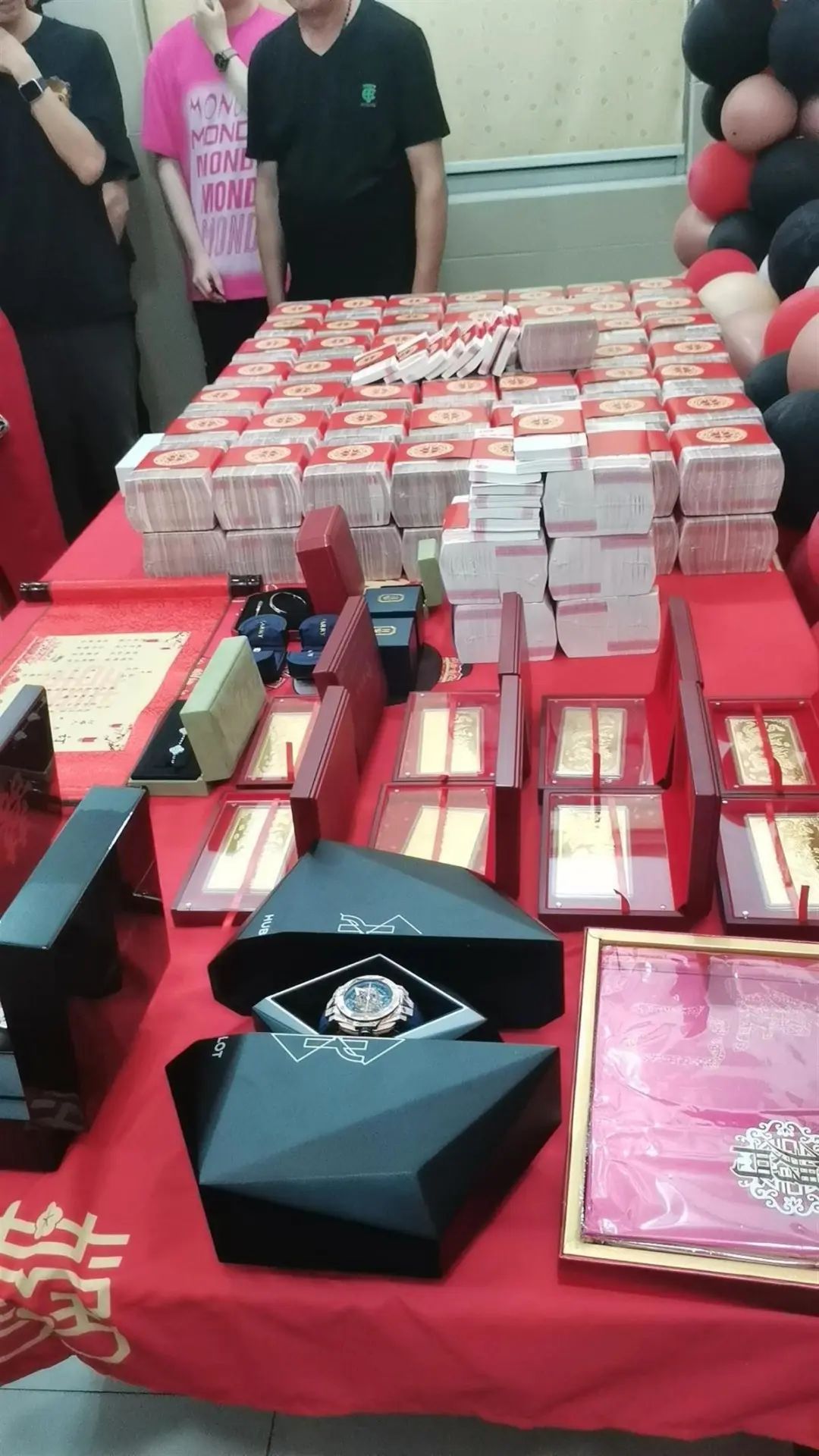 他们订婚了！998万元现金彩礼！运钞车押送