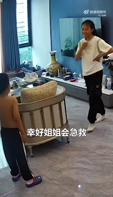 “幸好姐姐会急救”！14岁女孩救下7岁弟弟，视频记录下惊险一幕…… ...