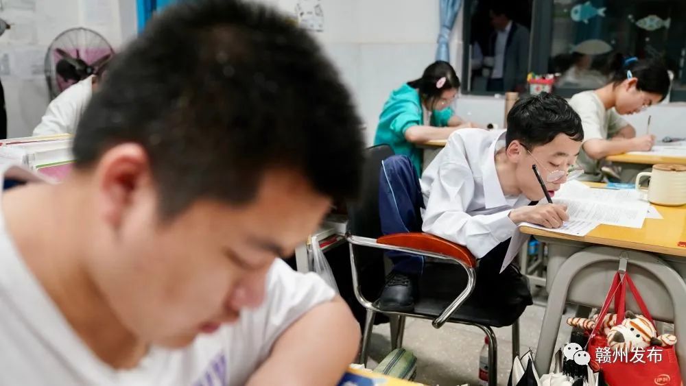 “兄弟，让我背你上大学！”他俩今年一起高考！