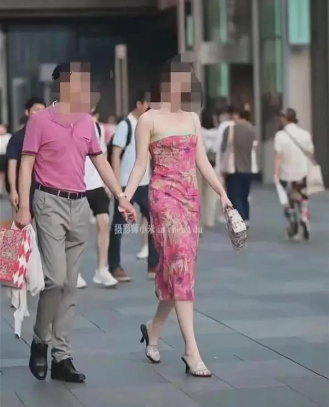 “国企领导与女子逛街”：女子手提包疑为单价4万多