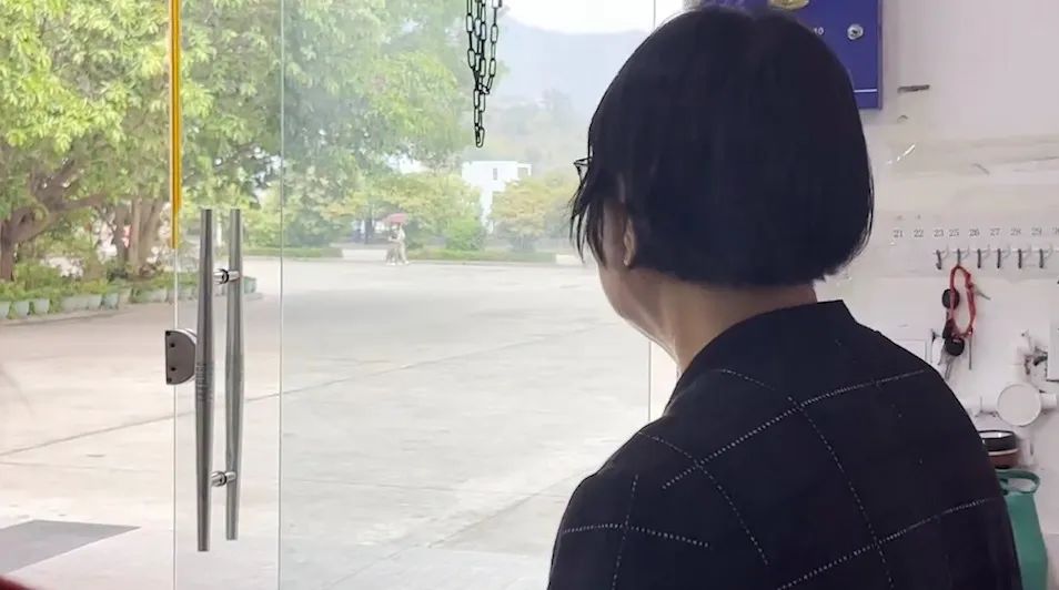 离开又折返，她们跟张桂梅老师道别，都哭了