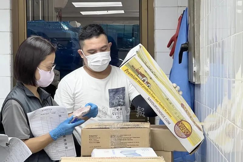 疫情放开，外游者众不少人会购买手信返澳市政署呼吁居民、旅客切勿私自携带肉类、海产等食品回澳否则会触犯有关法例及被检控 随着疫情放宽，不少人外游并购买手信回澳，当中不乏生鲜食品（如东南亚雪条雪糕、水果、  ...