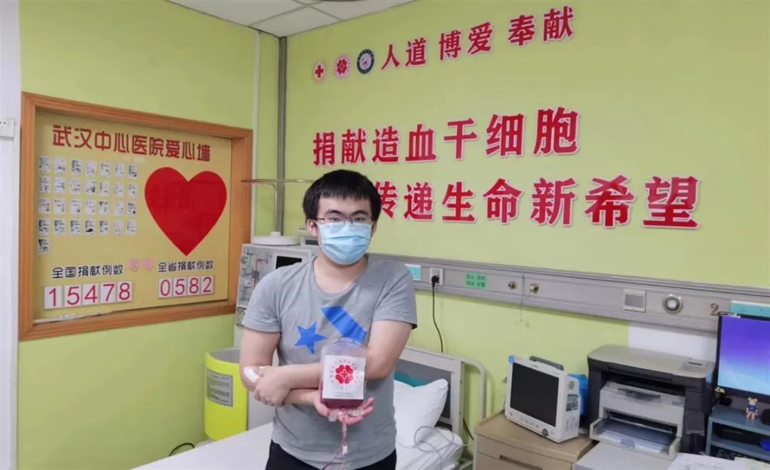 武汉00后“学霸”接了一个电话后，果断救人