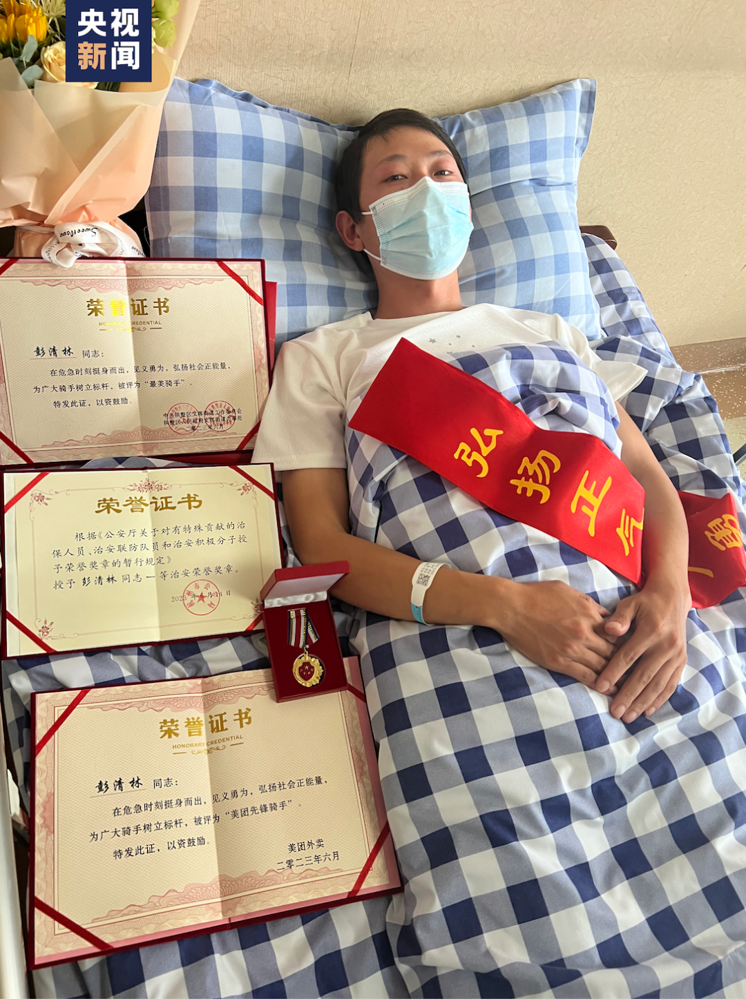 纵身一跃，跳桥救人！英雄不是生来无畏，而是选择勇敢