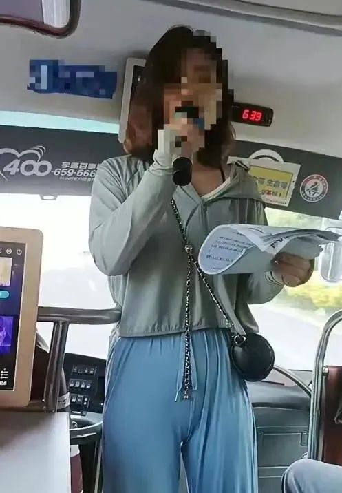 女导游穿“紧身裤”被质疑色情营销，网友评论一边倒→