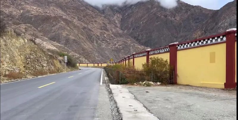 国道旁建围墙，防止路人赏景？！当地回应