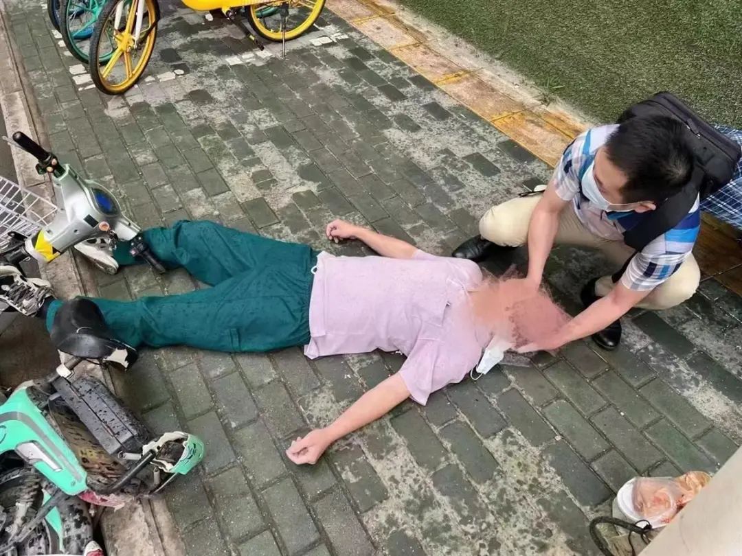 武汉街头惊心一幕，请记住他和她！