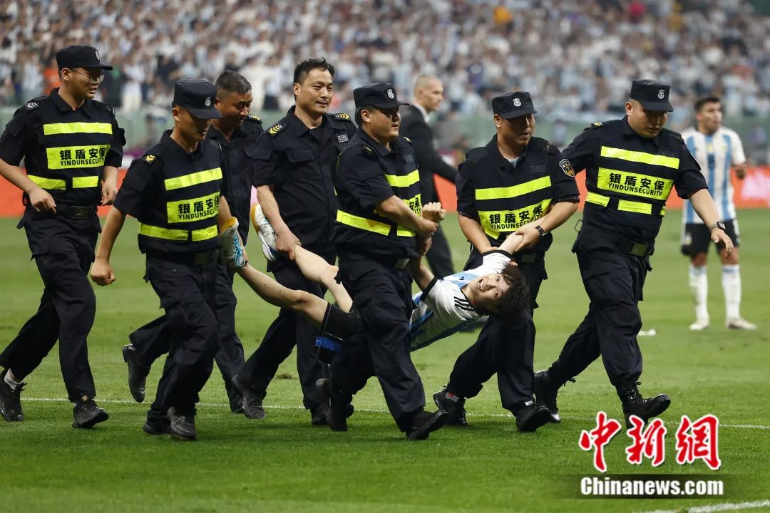 邸某某，行拘！十二个月内不得进入