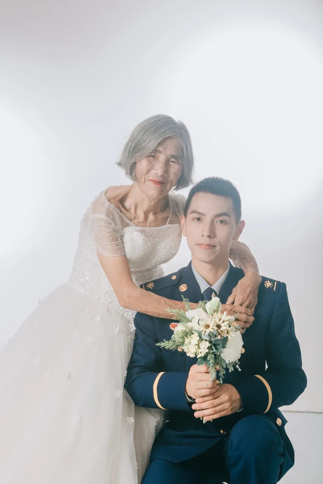 相差61岁“婚纱照”背后，竟是一段“捡来的”故事