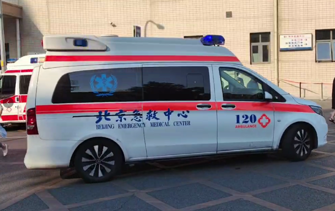 女子午后户外带娃，因热射病去世！急诊专家提醒