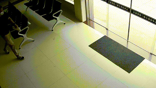 这位老师，你被拍到啦