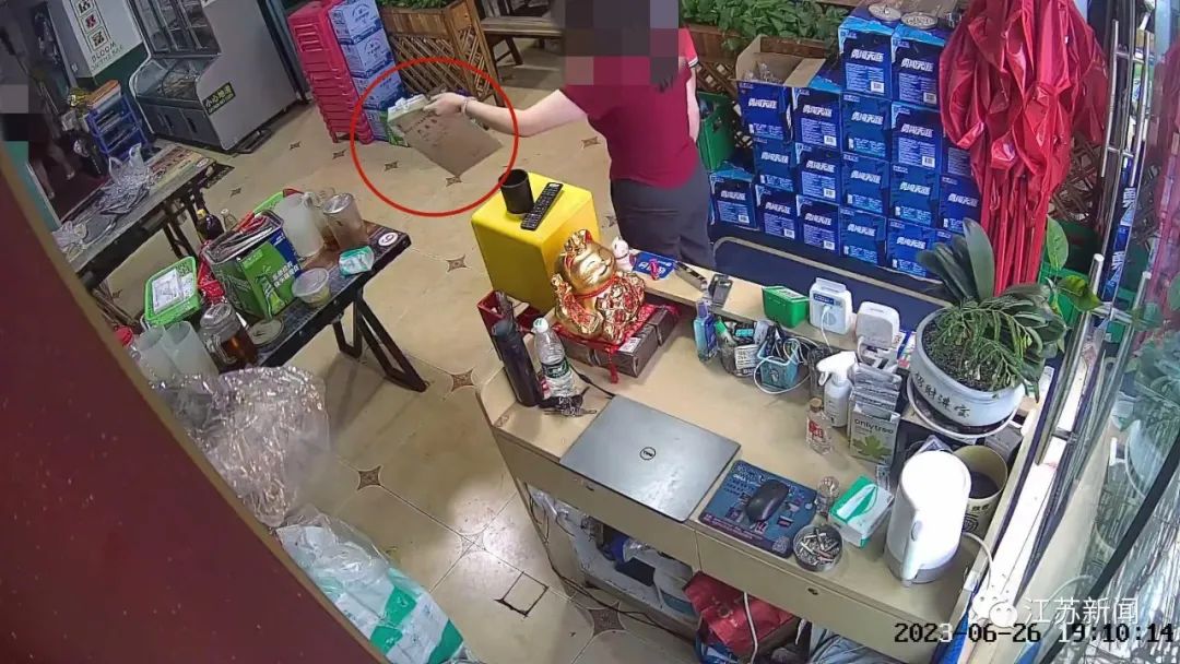 妈妈误拆档案，女儿崩溃大吼！网友吵翻了……档案这些事你得知道→ ...