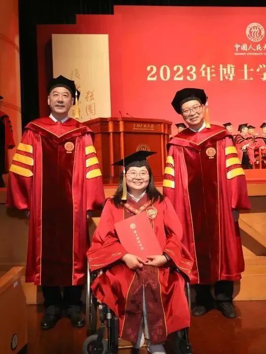 替已故父亲圆梦！轮椅上的她博士毕业了......