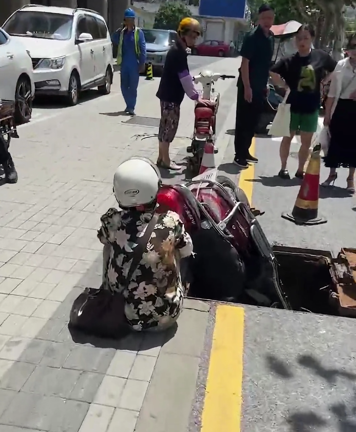 老头骑车掉下水道被冲走后老太太痛哭？交警辟谣：她只是摔了一跤 ...