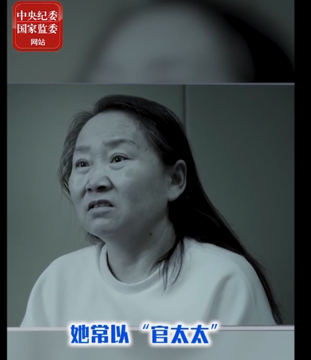 原副市长妻子冲上热搜！打人耳光成习惯，还拿钱甩交警、拿水泼婆婆 ...