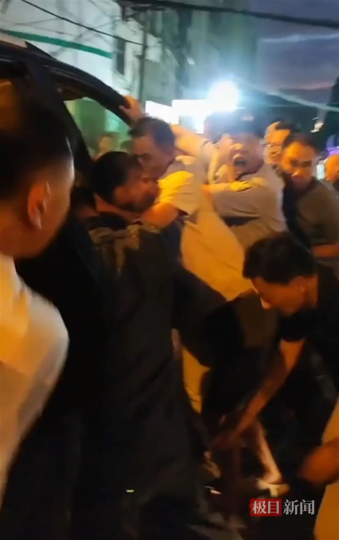 抬车，救人！20多人的“号子声”好暖