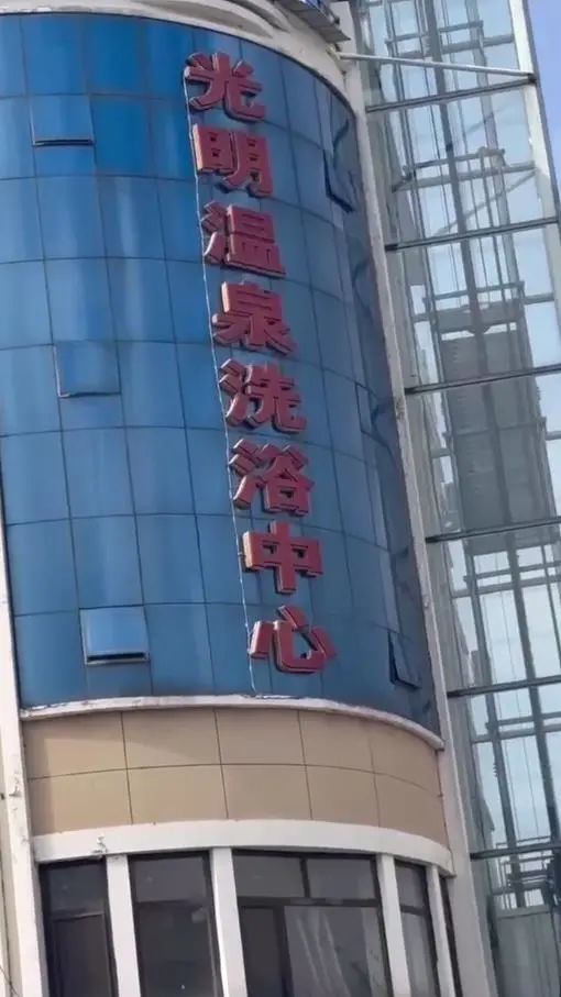 71岁老太在游泳池死亡，家属质疑救援措施缺失，当地文旅局回应 ...