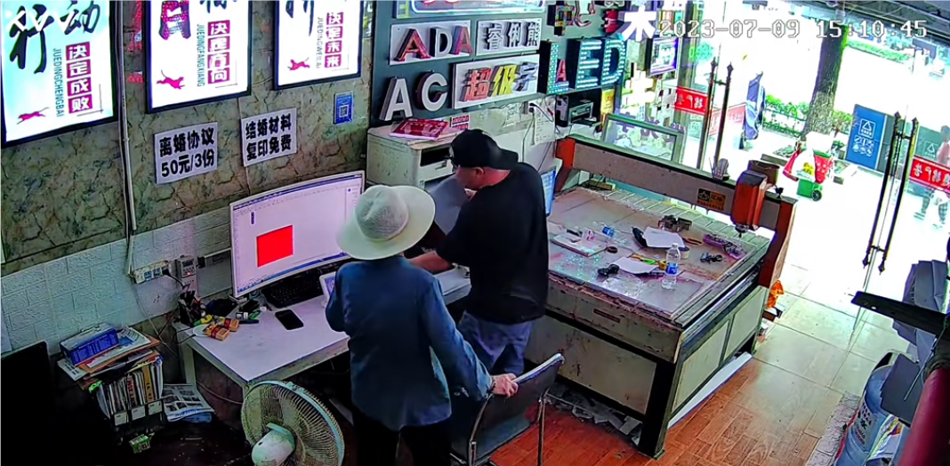暖心！老人复印资料还讨价还价？店老板看了资料内容后决定不收钱 ...
