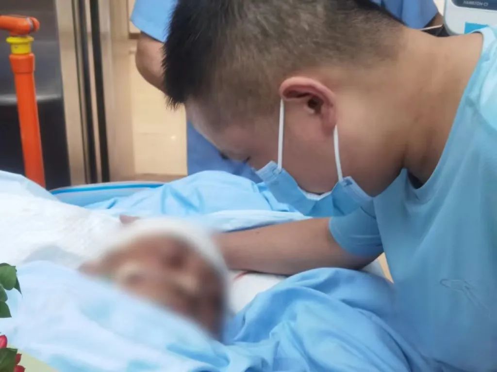 父子俩第二张合影，是永别…