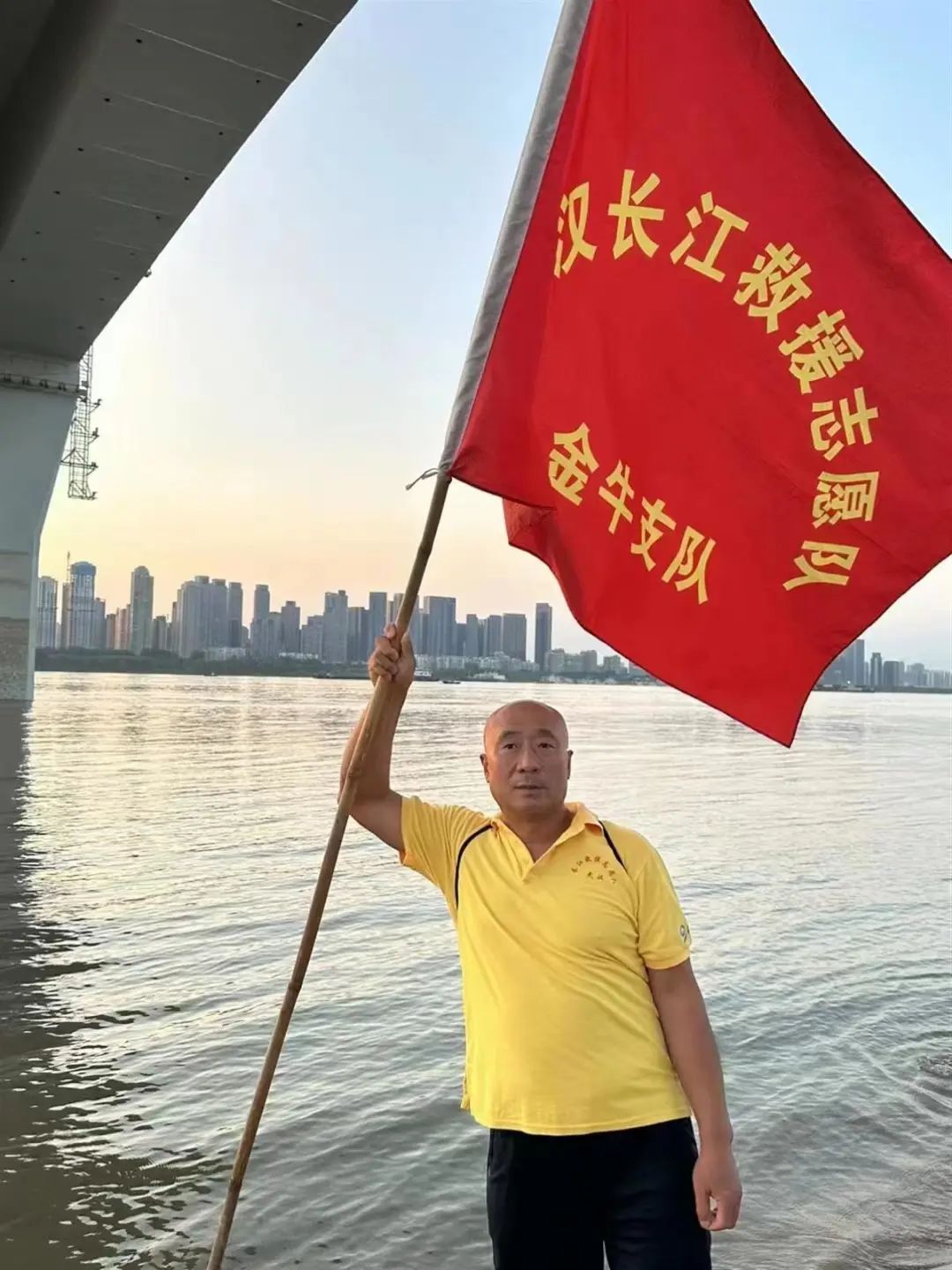 一根杆子，抢回三条命！张清海，好样的！