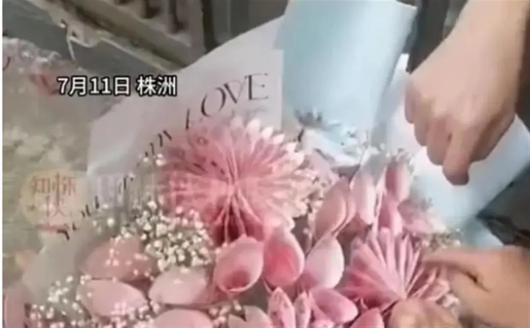 父子购买9999元“人民币”花束后举报花店违法，当地商户回应 ...