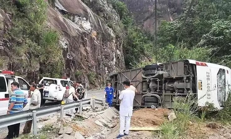 突然侧翻！载有21名中国游客