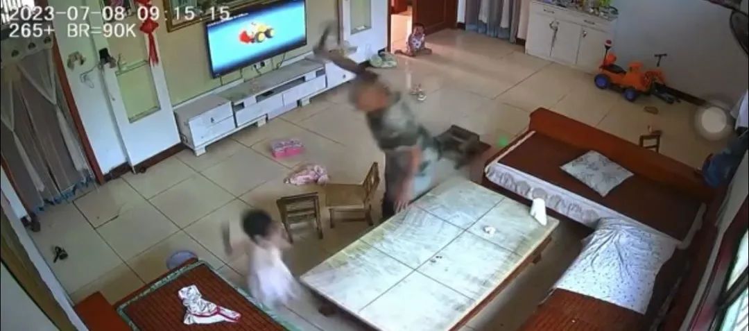 老人持斧头入室追砍两女孩，警方通报