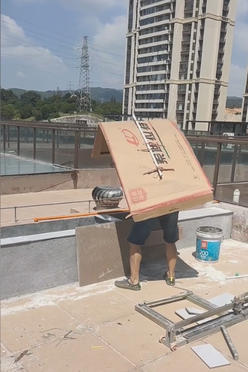 穿“纸板防晒衣”视频走红，当事人回应