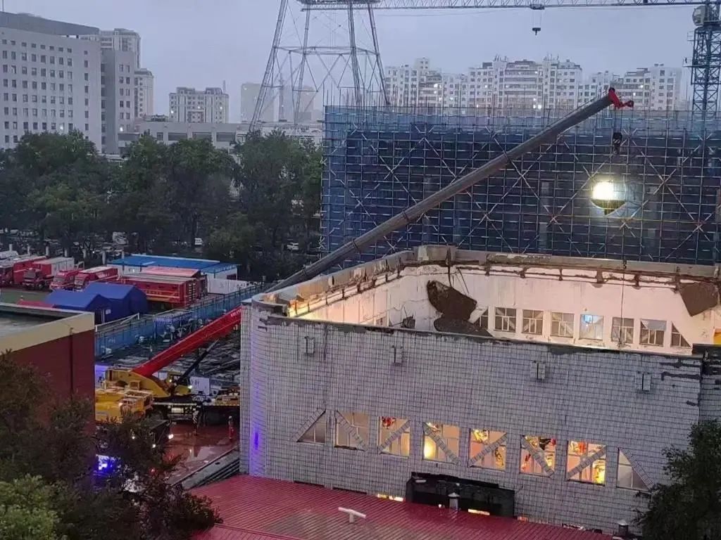 中学体育馆坍塌系违规堆置珍珠岩引发，建设方曾中标多家学校施工项目 ...
