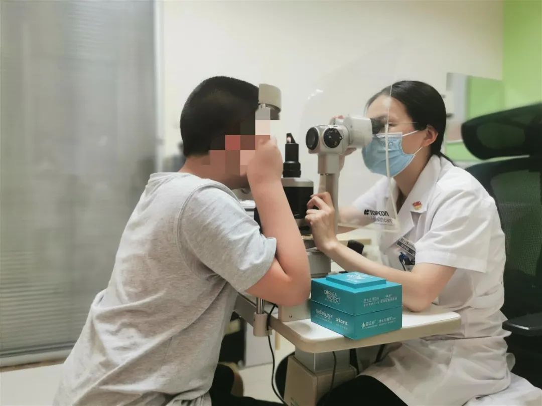8岁男童做干冰实验，发生意外险失明，眼科医生提醒