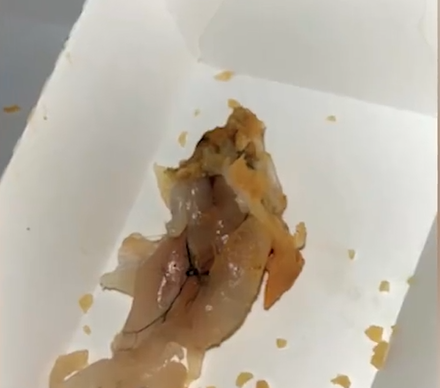 冲上热搜！知名快餐品牌的牛蛙没煮熟？