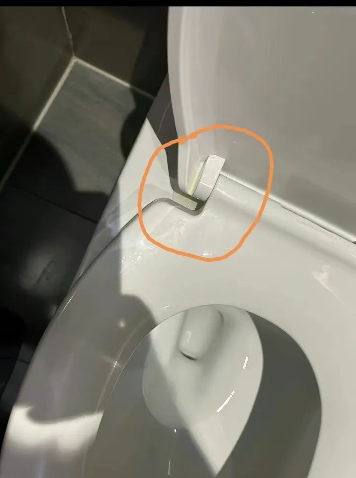 男子入住酒店发现水壶里有内裤浴巾粘大便？亚朵酒店回应
