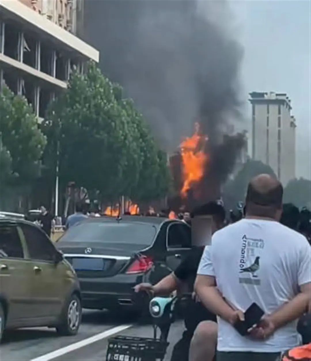 突发爆燃！2死2重伤