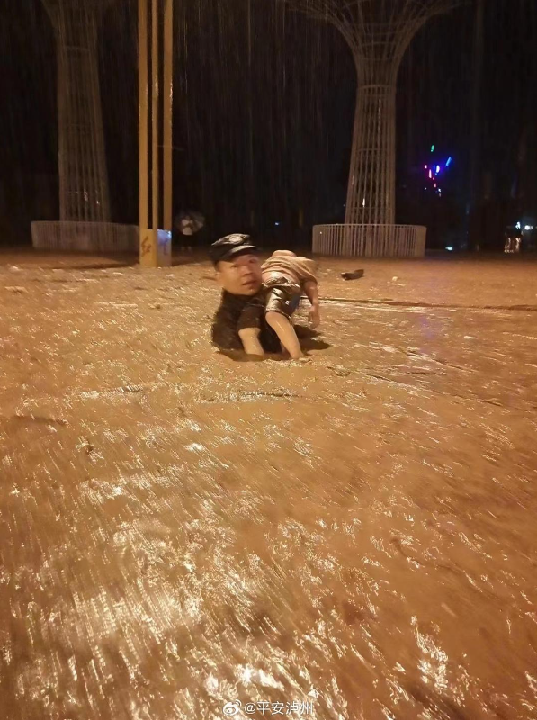 洪水中托举孩子的他，获记个人一等奖！
