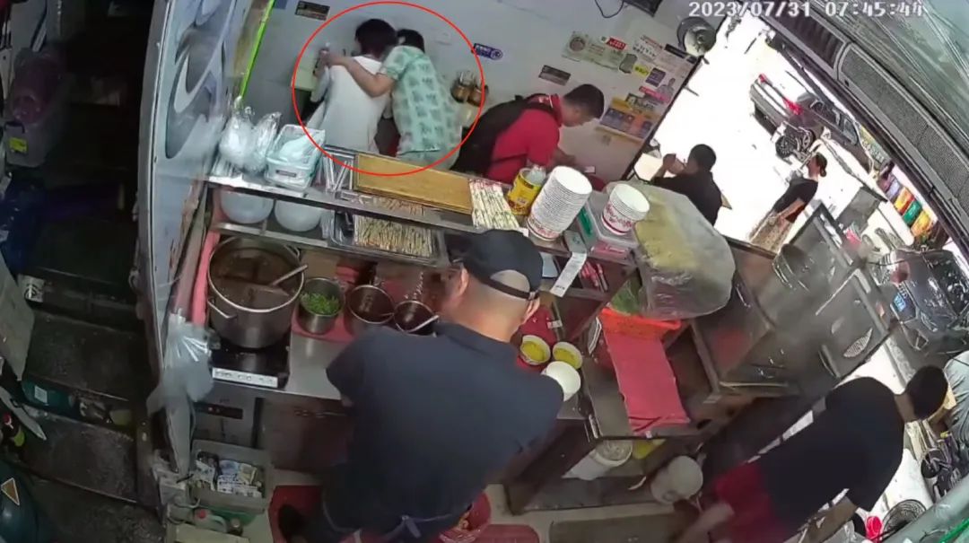 男子吃早餐遭女子突然强吻？当事人：我不认识她，已报警