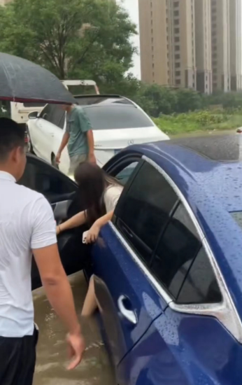 河北女子开车回家被困水中3小时后获救：水漫到膝盖，不敢开车门 ... ...