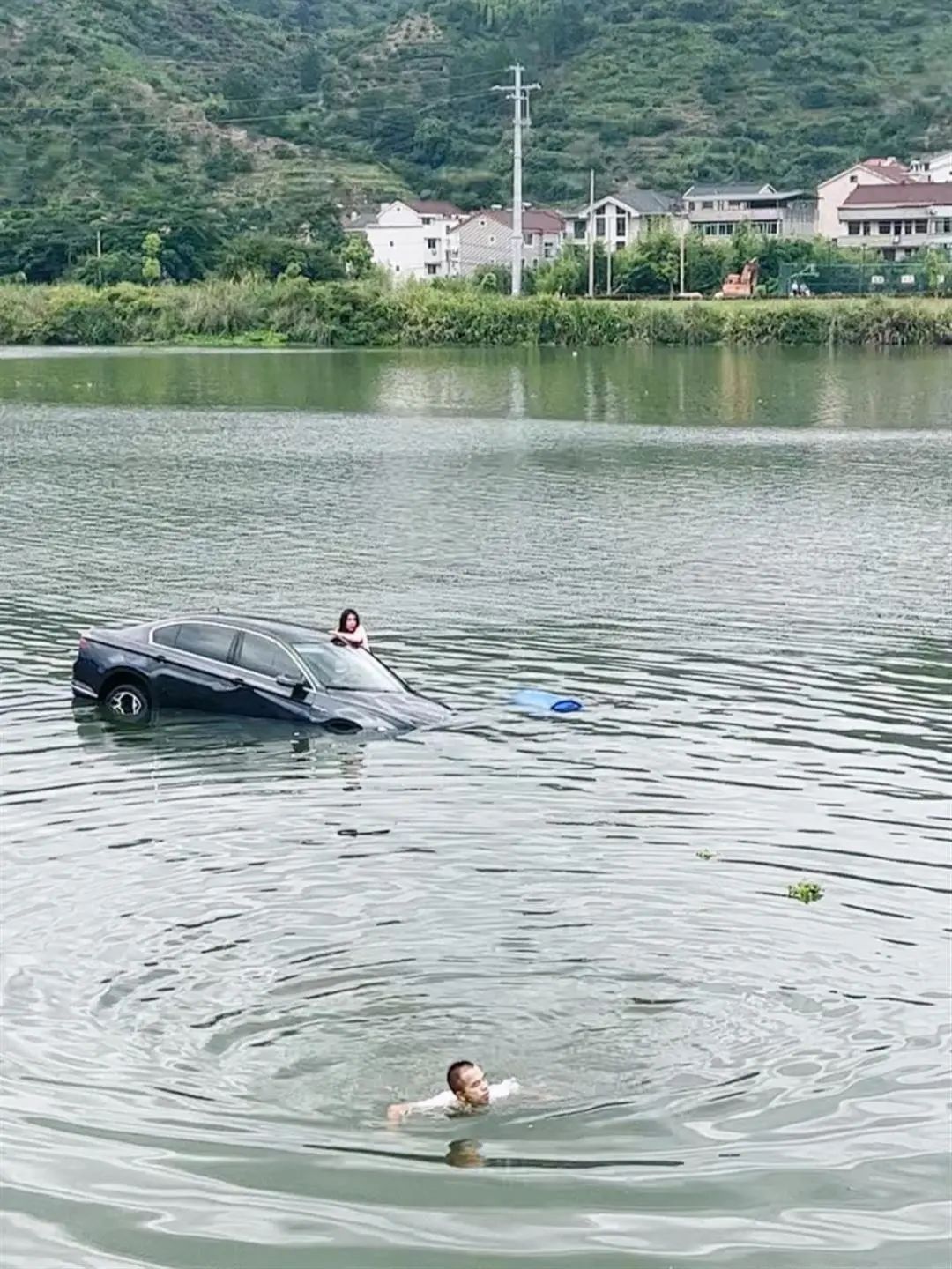 一轿车落水，女子被困车顶男子下水求救，他们出手了......