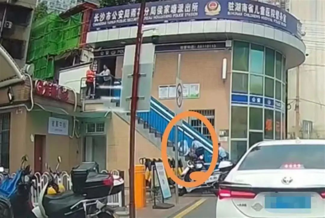 一女医生被人推下警务室楼梯，知情人：不是医患纠纷