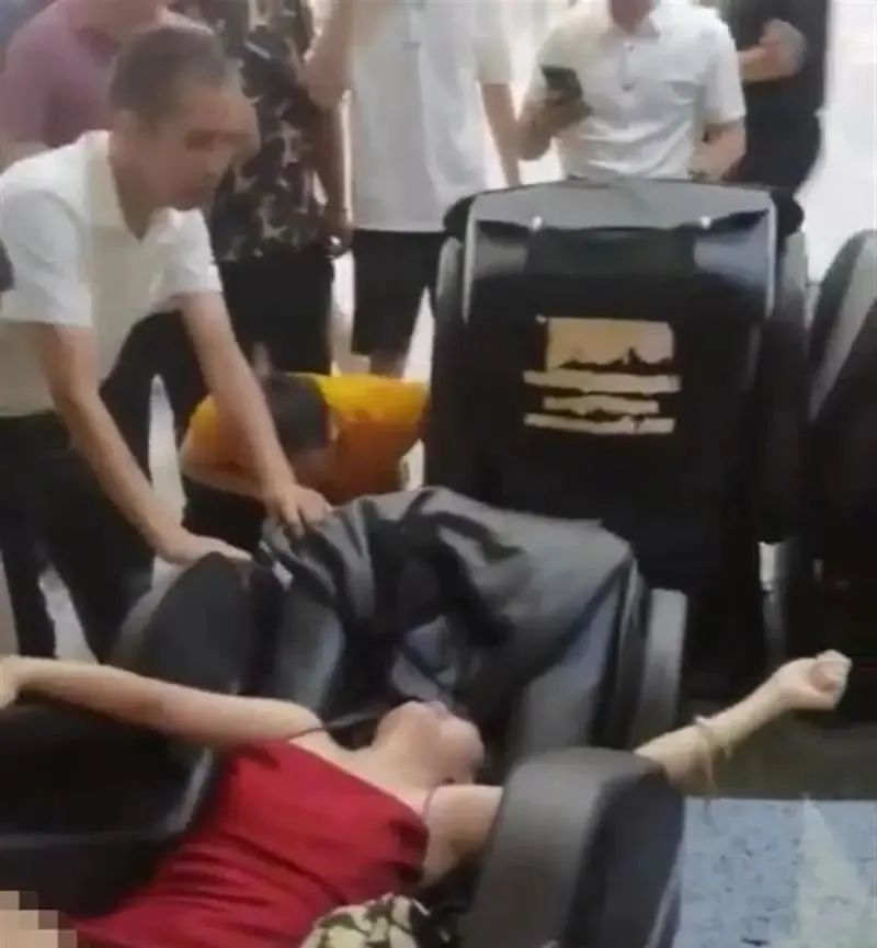 一女子在火车站哭腔呼救！网友：建议取消